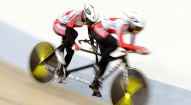 Pesepeda Indonesia Ni'mal Magfiroh dan Sri Sugiyanti memacu kecepatan pada nomor 3.000 meter persuit individu B saat Asian Track Championship 2019 di Veledrome, Jakarta, Jumat (11/1). Pasangan ini berhasil meraih perak. (Bola.com/Yoppy Renato)