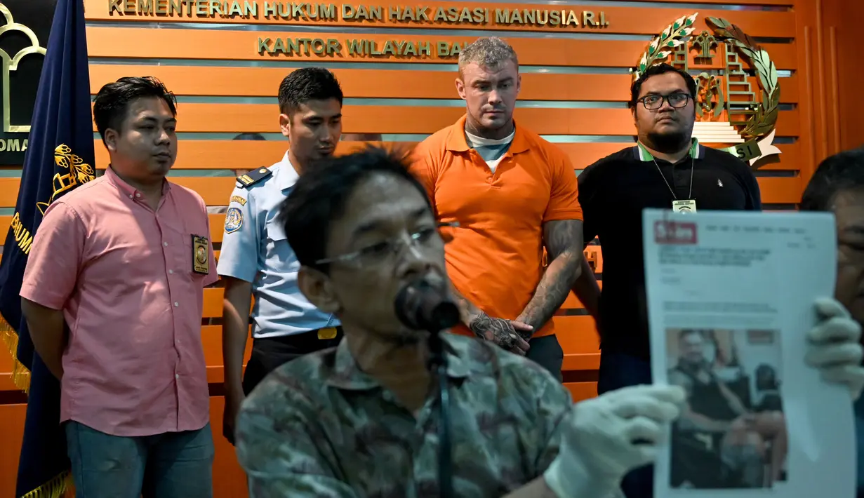 Terrence Murrel dihadirkan saat konferensi pers di kantor Imigrasi di Jimbaran, Bali (30/7/2019). Terrence Murrel merupakan buronan dalam kasus penjualan steroid ilegal senilai 2 juta poundsterling. (AFP Photo/Sonny Tumbelaka)