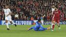 Proses terjadinya gol oleh striker Liverpool, Mohamed Salah, ke gawang AS Roma pada leg pertama semifinal Liga Champions di Stadion Anfield, Selasa (24/4/2018). Liverpool menang 5-2 atas AS Roma. (AP/Peter Byrne)
