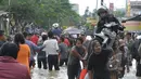 Pengendara sepeda motor memilih menggunakan gerobak untuk melewati banjir di kawasan Jalan KH Hasyim Ashari, Ciledug, Kota Tangerang, Selasa (10/2/2015). (Liputan6.com/Andrian M Tunay)