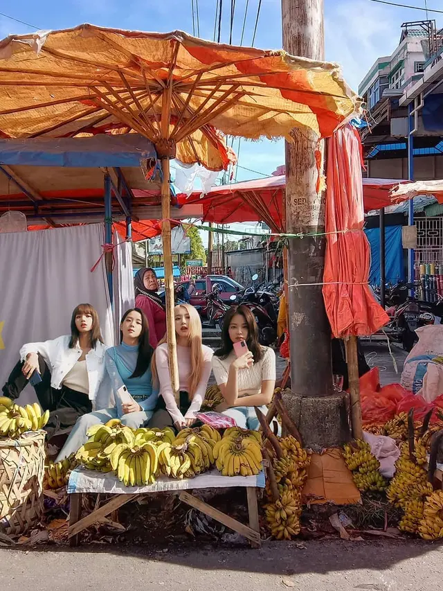 6 Editan Foto Idol K-Pop Saat Jalan-Jalan di Pasar Ini Kocak