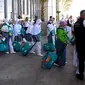 Jemaah asal Embarkasi Makassar (UPG) tiba di Bandara Amir Muhammad bin Abdul Aziz (AMMA) Kota Madinah, Arab Saudi. (Liputan6.com/Wawan Isab Rubiyanto)