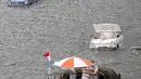Mobil amphibi ini juga bisa berjalan di darat sebagaimana mobil pada umumnya, Jerman, Minggu (3/8/2014)  (AFP PHOTO/Fredrik VON Erichse)