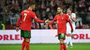 Pada menit ke-26, timnas Portugal unggul lebih dulu berkat gol Bernardo Silva (kanan). (Sergei GAPON/AFP)