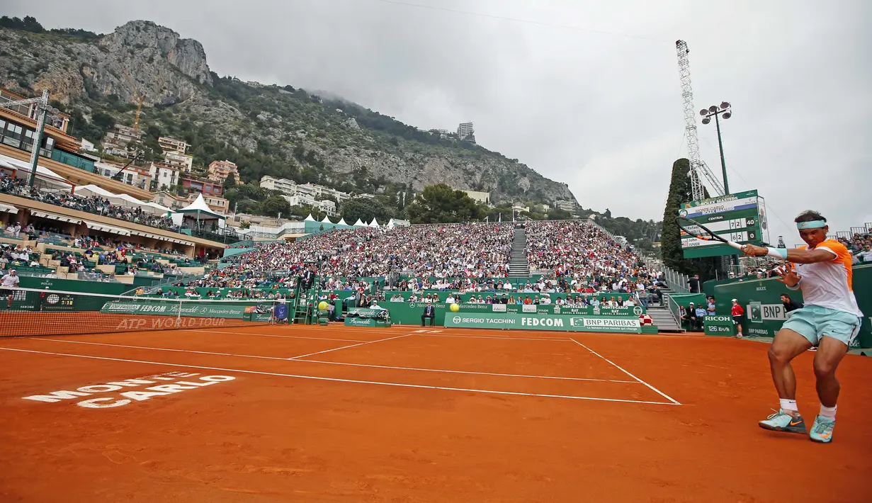 Rafael Nadal melepaskan pukulan keras kontra John Isner (REUTERS/Eric Gaillard)