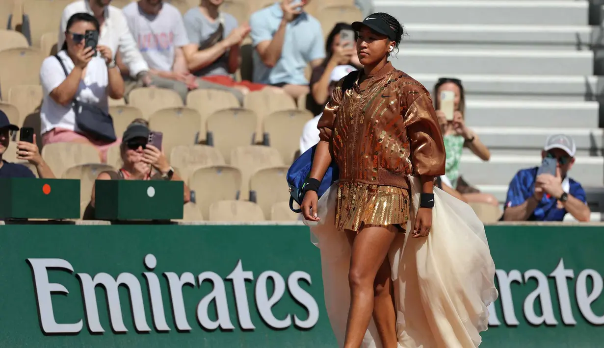 Naomi Osaka dari Jepang tiba sebelum pertandingan tunggal putri melawan Donna Vekic (Kroasia) pada hari ke-5 turnamen Prancis Terbuka 2026 di Lapangan Simonne-Mathieu, Kompleks Roland-Garros, Paris pada Kamis 28 Mei 2026. (Thomas SAMSON/AFP)
