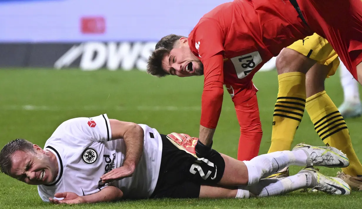 <p>Gelandang Eintracht Frankfurt, Mario Gotze dan kiper Borussia Dortmund Gregor Kobel bertabrakan pada laga pekan ke-12 Bundesliga Jerman 2022/2023 di Deutsche Bank Park, Minggu (30/10/2022) dini hari WIB. Dengan hasil ini Dortmund berhak naik ke peringkat ketiga klasemen Liga Jerman usai mengoleksi 22 poin hasil 12 pertandingan. (Arne Dedert/dpa via AP)</p>