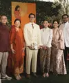 Brandon Salim dan kekasihnya, Dhika Himawan baru saja menggelar lamaran yang mempertemukan kedua keluarga. Kedua memilih di rumah dengan konsep outdoor dan tampak lukisan anak perempuan mengenakan cheongsam. [@brandonsalim]