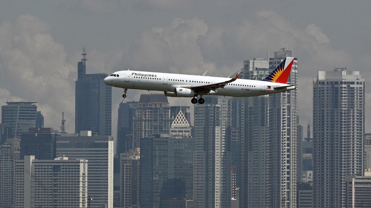 Aksi Awak Kabin Diduga Membersihkan Kotoran Manusia Setelah Toilet Rusak di Tengah Penerbangan