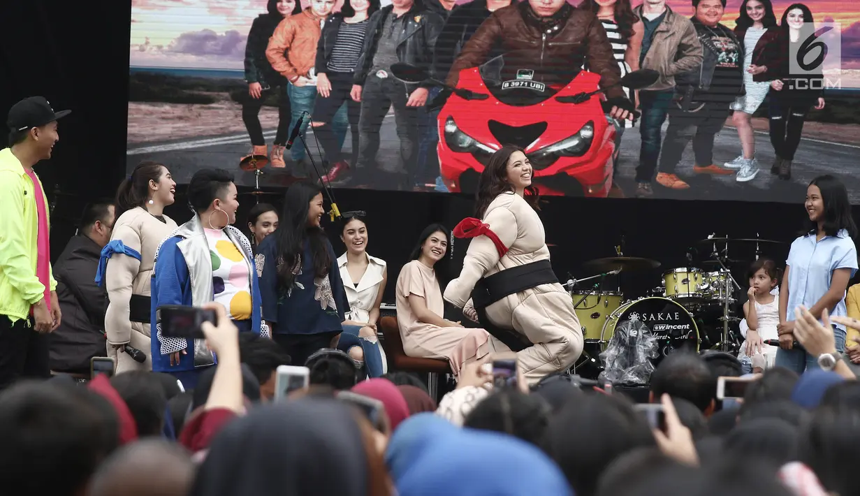 Angela Gilsha bersama para artis pemain sinetron Anak Langit saat meet & greet dalam acara Vidio Fair 2.0 di Gandaria City Mall, Jakarta, Sabtu (3/11). Vidio Fair 2.0 kali ini mengambil tema One Stop Event You Can Get. (Liputan6.com/Herman Zakharia)