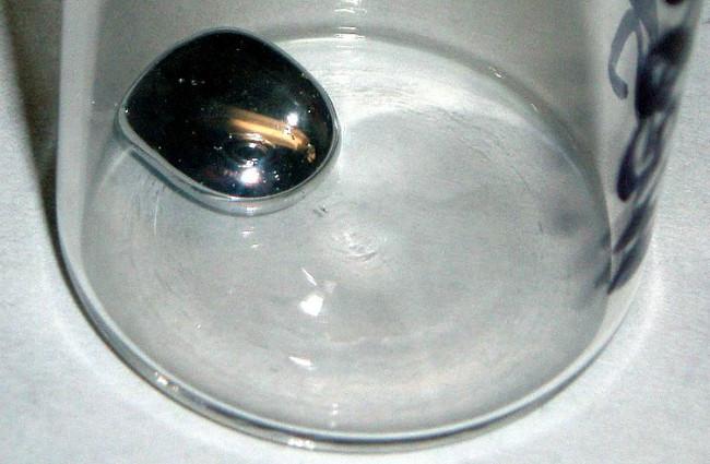 Ilustrasi air raksa (Hg). (Sumber Wikimedia Commons untuk ranah publik)