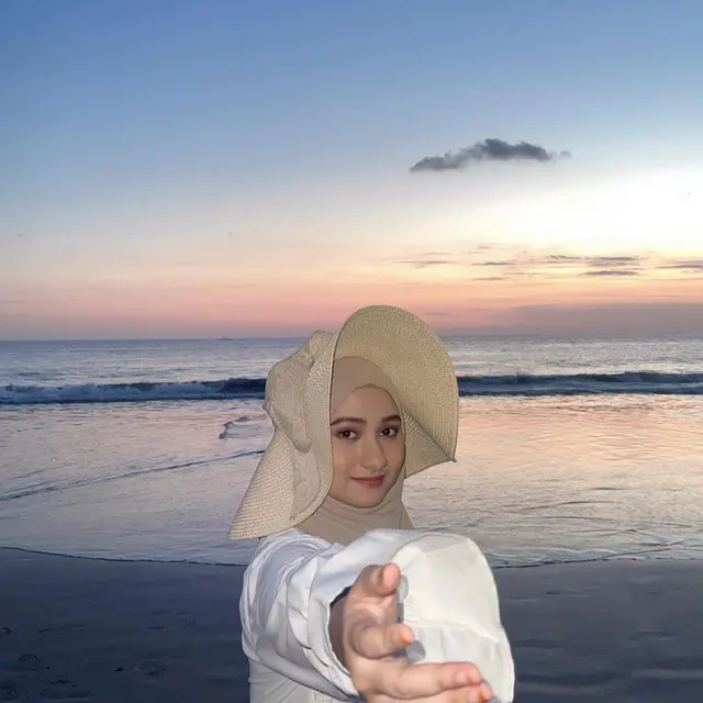 6 Potret Terbaru Nadzira Shafa Istri Mendiang Ameer Azzikra, Gaya Hijab Disorot