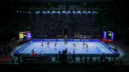 Pertandingan final Badminton XL 2025 antara tim Rockets (kiri) dan tim Hurricanes dalam laga final yang berlangsung di Istora Senayan, Jakarta, Minggu (05/10/2025). (Bola.com/Bagaskara Lazuardi)