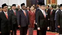Angela Tanoesoedibjo (kebaya merah) saat dilantik jadi Wakil Menteri Parekraf di Jakarta, 25 Oktober 2019. (dok. screenshot YouTube/Sekretariat Presiden)