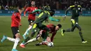 Pemain Senegal Famara Diedhiou mengontrol bola saat melawan Mesir pada pertandingan kualifikasi Piala Dunia 2022 di Stadion Internasional Kairo, Kairo, Mesir, 25 Maret 2022. Mesir menang 1-0. (AP Photo/Amr Nabil)
