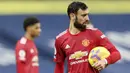 Ekspresi gelandang Manchester United, Bruno Fernandes, saat melawan West Bromwich Albion pada laga Liga Inggris di Stadion Hawthorns, Minggu (14/2/2021). Kedua tim bermain imbang 1-1. (Naomi Baker/Pool Photo via AP)