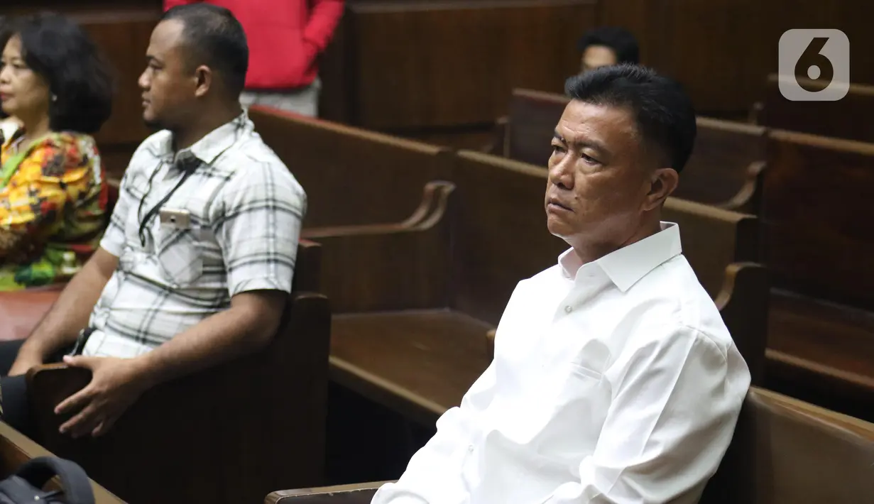 Terdakwa perantara suap mantan Bupati Kep Talaud Sri Wahyumi Maria Manalip terkait revitalisasi dua pasar TA 2019, Benhur Lalenoh jelang sidang putusan di Pengadilan Tipikor Jakarta, Senin (9/12/2019). Benhur dihukum empat tahun penjara dan denda Rp 200 juta. (Liputan6.com/Helmi Fithriansyah)