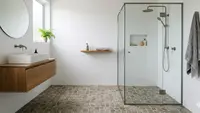6 Pilihan Lantai Kamar Mandi yang Tidak Licin: Opsi Aman dan Estetik untuk Hunian Modern