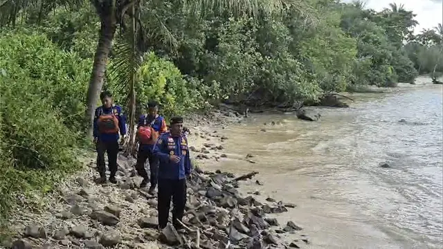 Petugas Damkarmat Kabupaten Lampung Selatan masih melakukan penyisiran keberadaan buaya. Foto : (Istimewa).
