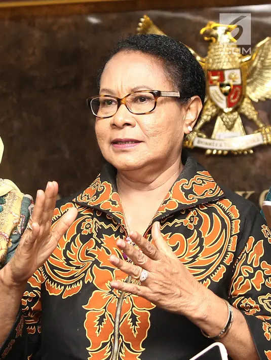 Menteri Pemberdayaan Perempuan dan Perlindungan Anak (PPPA) Yohana Yembise memberi keterangan kepada awak media usai melakukan pertemuan dengan Ketua MK Anwar Usman di Gedung MK, Jakarta, Rabu (26/12). (Liputan6.com/Herman Zakharia)