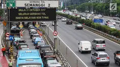 Kepadatan lalu lintas saat penerapan menggunakan kartu e-Toll di gerbang tol Semanggi 2, Jakarta, Selasa (31/10). Mulai hari ini, seluruh gerbang tol di Indonesia secara serentak hanya melayani transaksi non tunai. (Liputan6.com/Angga Yuniar)