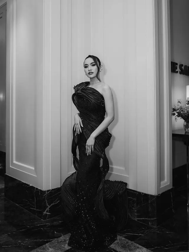 6 Gaya Pengantin Baru Mahalini Kembali Manggung usai Menikah, Tampil Anggun Dibalut Gaun Rancangan Desainer Pernikahannya