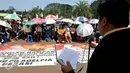 Seorang pendeta memimpin kebaktian di depan Istana Merdeka, Jakarta, Minggu (19/7/2015). Jemaat GKI Yasmin dan HKBP Filadelfia berharap Presiden Jokowi berani menegakan hukum dan konstitusi terkait GKI Yasmin dan HKBP Fladelfia. (Liputan6.com/Johan Tallo)