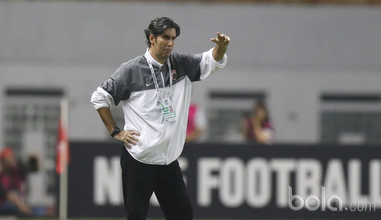 Stefano Cugurra Teco berhasil menemukan formasi jitu dan membawa Persija Jakarta berada pada perngkat lima klasemen sementara Liga 1 2017 dengan 18 poin, hasil dari lima kali menang, tiga kali imbang dan tiga kali kalah. (Bola.com/Nicklas Hanoatubun)