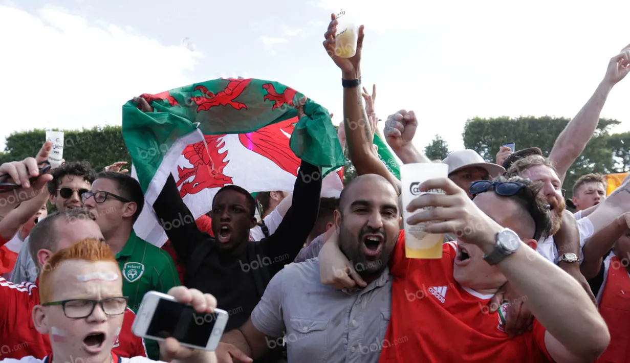 Para suporter Wales merayakan keberhasilan negaranya menaklukan Irlandia Utara pada babak 16 besar Piala Eropa 2016 di Fan Zone Kota Paris, Prancis, Sabtu (25/6/2016). (Bola.com/Vitalis Yogi Trisna)