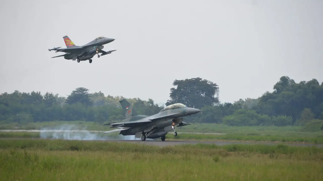TNI Angkatan Udara siagakan pesawat tempur F-16 Fighting Falcon Skadron Udara (Skadud) 14 untuk mengamankan Konferensi Tingkat Tinggi (KTT) ASEAN ke-42 di Labuan Bajo, NTT, pada 9-11 Mei.
