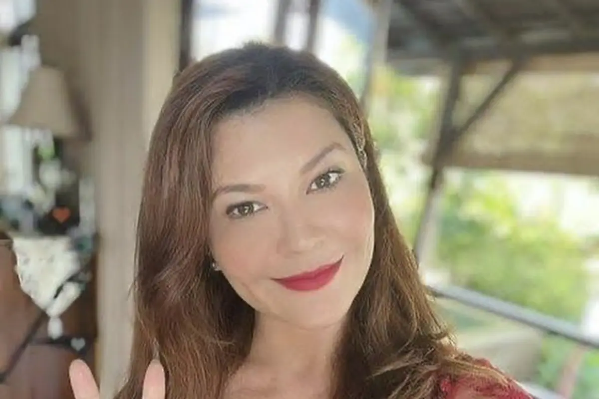 Pesona Tamara Bleszynski Mengenakan Kebaya