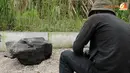 Sebuah batu dengan diameter yang cukup besar jatuh tepat didepan pos pematauan Gunung Kelud (Liputan6.com/Helmi Fithriansyah).