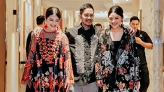 Kahiyang Ayu turut menjadi salah satu tamu undangan yang hadir dalam acara fashion show tahunan Biyan Wanaatmadja. Dalam kesempatan tersebut, ibu tiga anak itu datang bersama Kaesang Pangarep dan Erina Gudono. Senyumnya tampak lebar saat jalan bareng adik dan iparnya. (Liputan6.com/IG/@ayanggkahiyang)