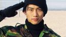 Taecyeon 2PM menjalani wajib militer pada September 2017. Ia wajib militer diantar oleh para personel 2PM lainnya. (foto: allkpop.com)