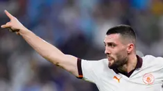 Pemain Manchester City Mateo Kovacic melakukan selebrasi usai mencetak gol ke gawang Urawa Reds Diamonds pada pertandingan semifinal Piala Dunia Antarklub 2023 di Stadion King Abdullah Sports City, Jeddah, Arab Saudi, Selasa (19/12/2023). (AP Photo/Manu Fernandez)