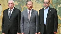 Utusan Fatah Mahmoud al-Aloul, Menteri Luar Negeri China Wang Yi, dan perwakilan Hamas Mussa Abu Marzuk di Beijing pada 23 Juli 2024. (Dok. AFP/Pool/Pedro Pardo)