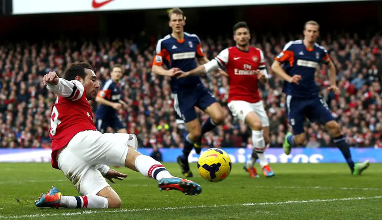 Santi Cazorla berusaha menggapai Bola pada pertandingan sepak bola Liga Inggris antara Arsenal vs Fulham di Stadion Emirates, London (18/01/14). (AFP/Adrian Dennis)