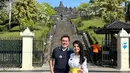 Bersama dengan suami, Farah Quinn terlihat berada di bagian bawah bukit sebelum menaiki tangga menuju kaki Candi Borobudur. Suasana terlihat sepi karena ada batas pengunjung yang bisa menaiki Candi Borobudur. Sehingga pemandangan wisatawat yang memenuhi candi kini sudah tidak terlihat lagi. (Liputan6.com/IG/@farahquinnofficial)