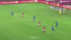 Pemain Guangzhou R&F, Ding Haifeng, melakukan blunder karena lemahnya backpass yang ia lepaskan dan menyebabkan timnya kebobolan. This video is presented by Ballball.