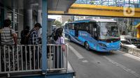 Sejumlah calon penumpang menunggu kedatangan bus Transjakarta di Halte Harmoni, Jakarta, Senin (10/1/2022). PT Transportasi Jakarta (Transjakarta) melakukan penyesuaian jam operasional usai ditetapkannya status PPKM menjadi Level 2 di Jakarta. (Liputan6.com/Faizal Fanani)