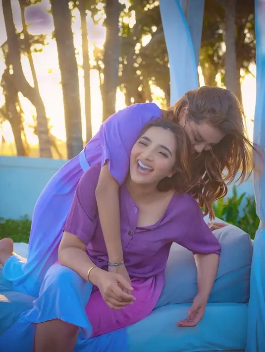 Menurut Ashanty, itu adalah hal yang wajar dan kerap dirasakan banyak orangtua saat melepas anak-anaknya menikah. Terlebih keluarga Ashanty dan Anang yang selalu bersama setiap harinya. (Instagram/aurelie.hermansyah)