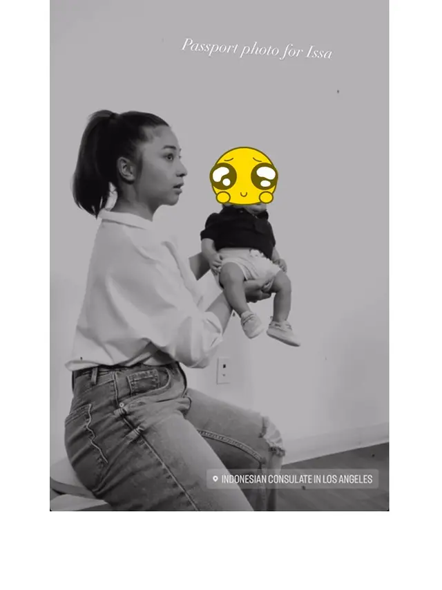 6 Potret Nikita Willy dan Indra Priawan Buat Paspor Anak, Segera Pulang ke Indonesia