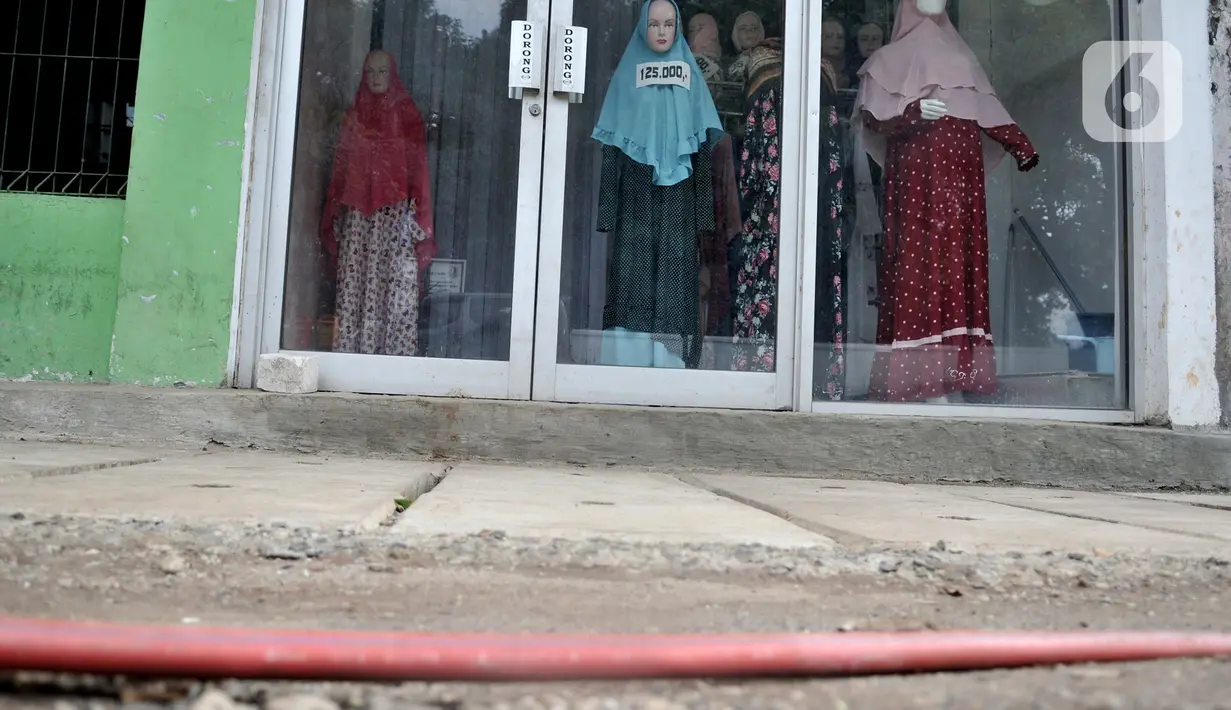 Kondisi salah satu kabel terkelupas di Jalan Jatinegara Kaum, Jakarta, Minggu (12/1/2020). Kurangnya pengawasan dalam penyelesaian proyek instalasi listrik bawah tanah PLN tersebut dapat membahayakan keselamatan pengendara serta pejalan kaki. (merdeka.com/Iqbal S. Nugroho)