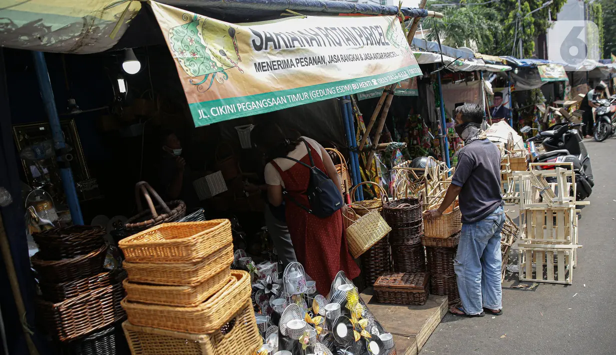 Warga mencari parcel di Kawasan CIkini, Jakarta, Selasa (27/4/2021). Permintaan parcel menjelang Idul Fitri 1442 Hijriah mulai meningkat dengan harga bervariasi Rp300 ribu hingga Rp 3 juta per unit tergantung isi parcel, ukuran, dan model. (Liputan6.com/Faizal Fanani)