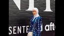 Hadiri NYFW, Olla tampil kece memadukan baju Sasirangan dengan celana cutbray putih dan hijab warna