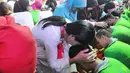 Para orangtua memegang kepala anak mereka saat ritual membasuh kaki ibu di Lembaga Pembinaan Khusus Anak (LPKA) Kelas 1 Tangerang, Banten (17/4). Kegiatan ini dilakukan serentak di seluruh LPKA di Indonesia. (Merdeka.com/Arie Basuki)
