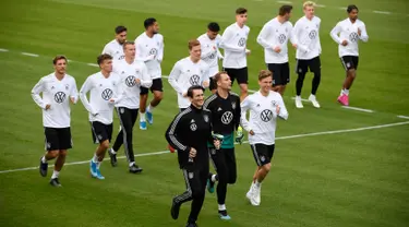 Para pemain Jerman melakukan pemanasan selama sesi latihan di Dortmund, Jerman, Senin (7/10/2019). Jerman akan menghadapi Argentina dalam laga persahabatan di Signal Iduna Park pada 10 Oktober 2019. (Ina FASSBENDER/AFP)