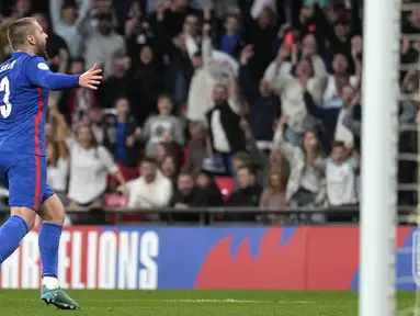 Pemain Inggris Luke Shaw melakukan selebrasi usai mencetak gol ke gawang Swiss pada pertandingan uji coba di Stadion Wembley, London, Inggris, 26 Maret 2022. Inggris menang 2-1. (AP Photo/Alastair Grant)