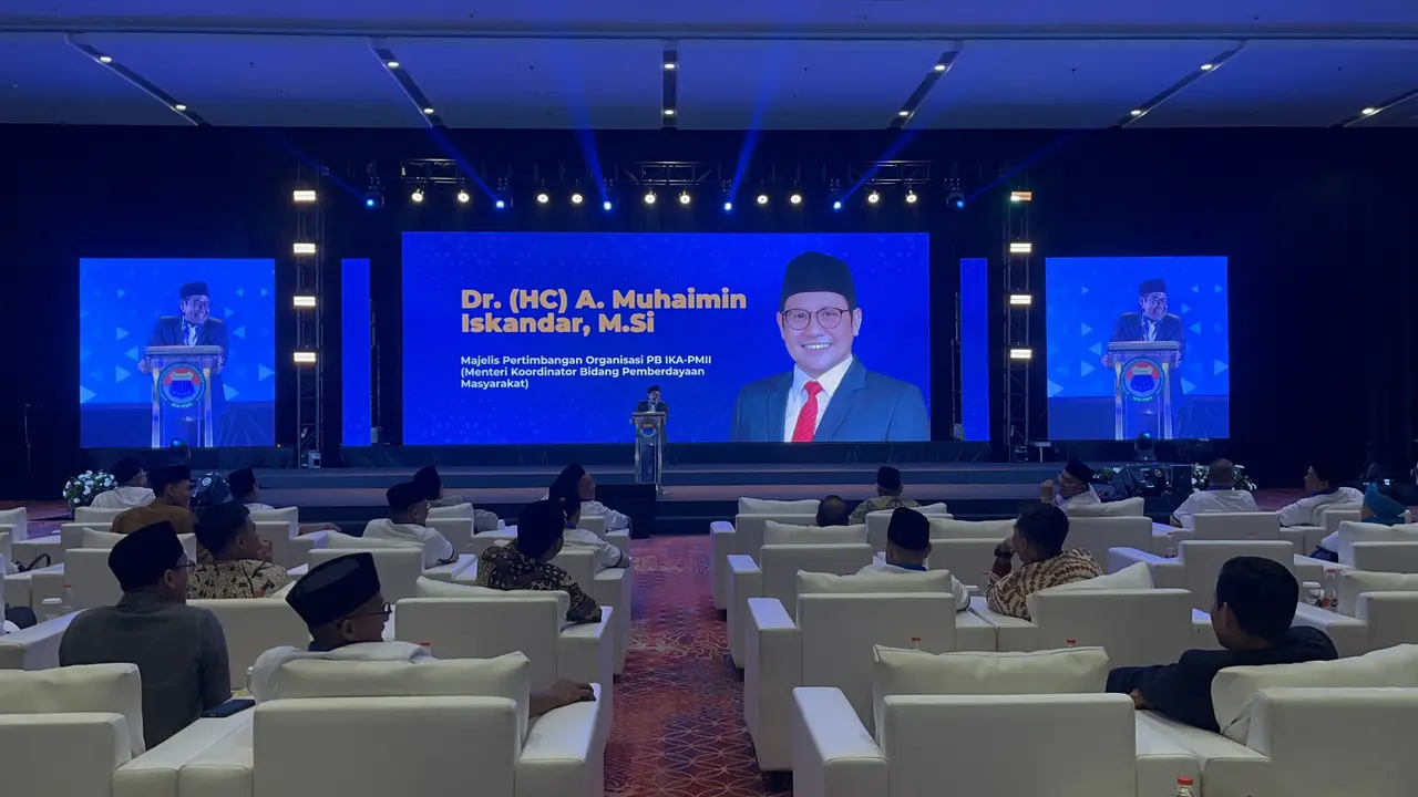 Menteri Koordinator Bidang Pemberdayaan Masyarakat, Muhaimin Iskandar alias Cak Imin saat acara Pengukuhan dan Rakernas 1 PB IKA-PMII di Hotel Bidakara, Jakarta, Minggu (13/7/2025). (Liputan6.com/Winda Nelfira)