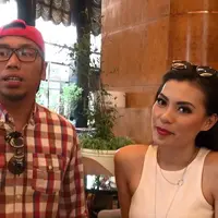 Menghadiri acara berdua, Sammy Simorangkir terlihat kompak dengan Viviane. Dipertanyakan tentang pernikahan, mereka masih menunggu yang terbaik nantinya.
